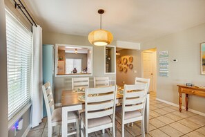 Apartment (1 Bedroom) | Interior - Harbor Island Condo With Deck - Steps to Beach! (Harbor Island)