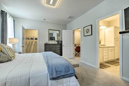 Sleek Durham Townhome Near Dtwn w/ Balcony!