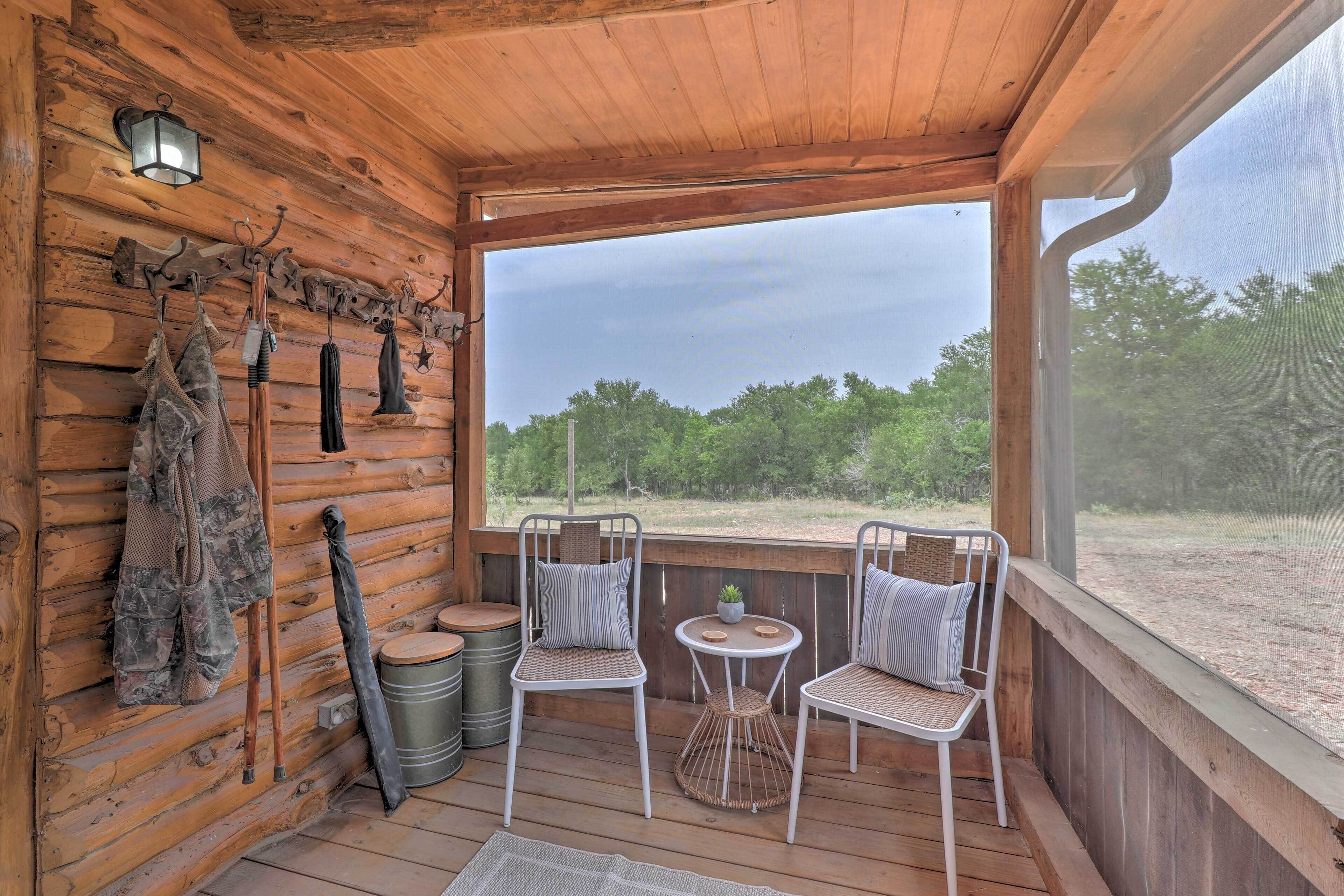 Chic Thorndale Cabin w/ Fire Pit & Paddleboat!