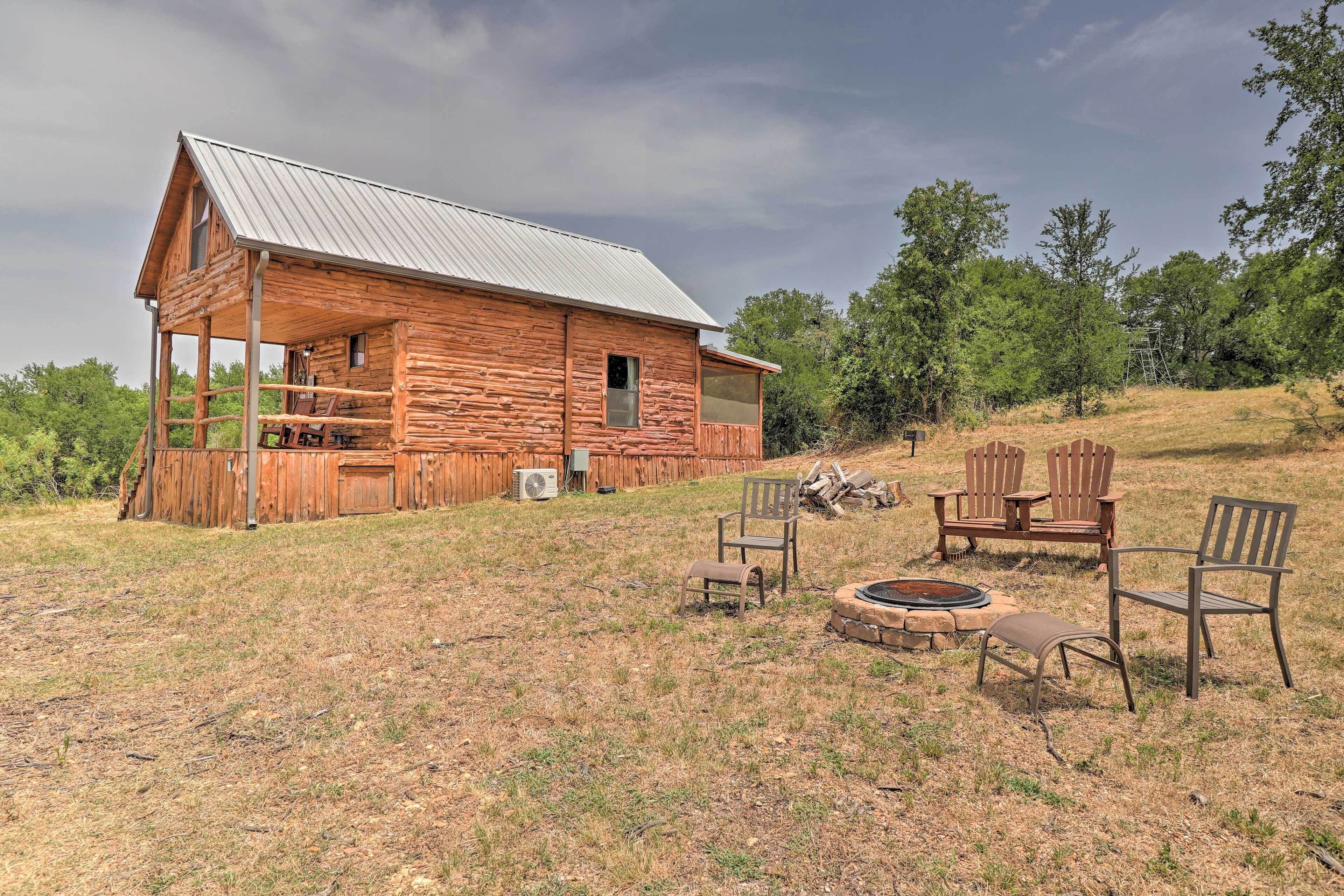 Chic Thorndale Cabin w/ Fire Pit & Paddleboat!