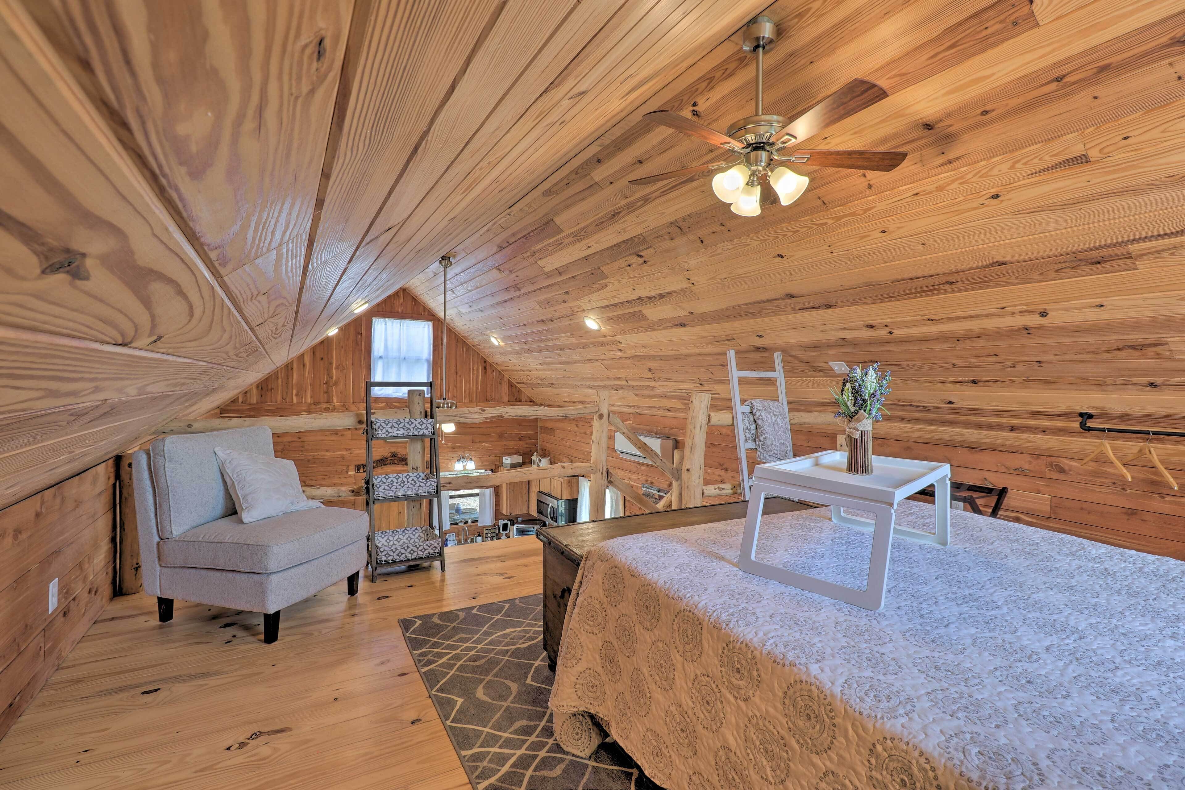 Chic Thorndale Cabin w/ Fire Pit & Paddleboat!