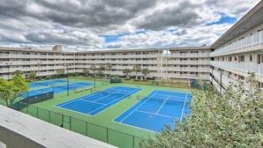 A multi-story hotel with a tennis court complex. - Long-term Stays Welcome: HH Island Resort Condo (Hilton Head Island)