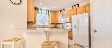 Apartment (4 Bedrooms) | Private kitchen | Microwave, oven, stovetop, dishwasher