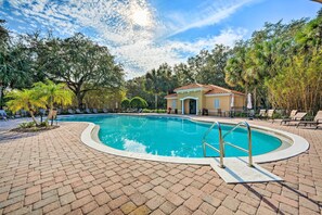 Outdoor pool - Kissimmee Getaway ~ 4 Mi to Walt Disney World (Kissimmee)