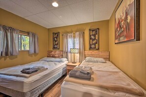 Interior - 5 Mi to Raystown Lake Launch: Lucas Mccain Cabin (Huntingdon)