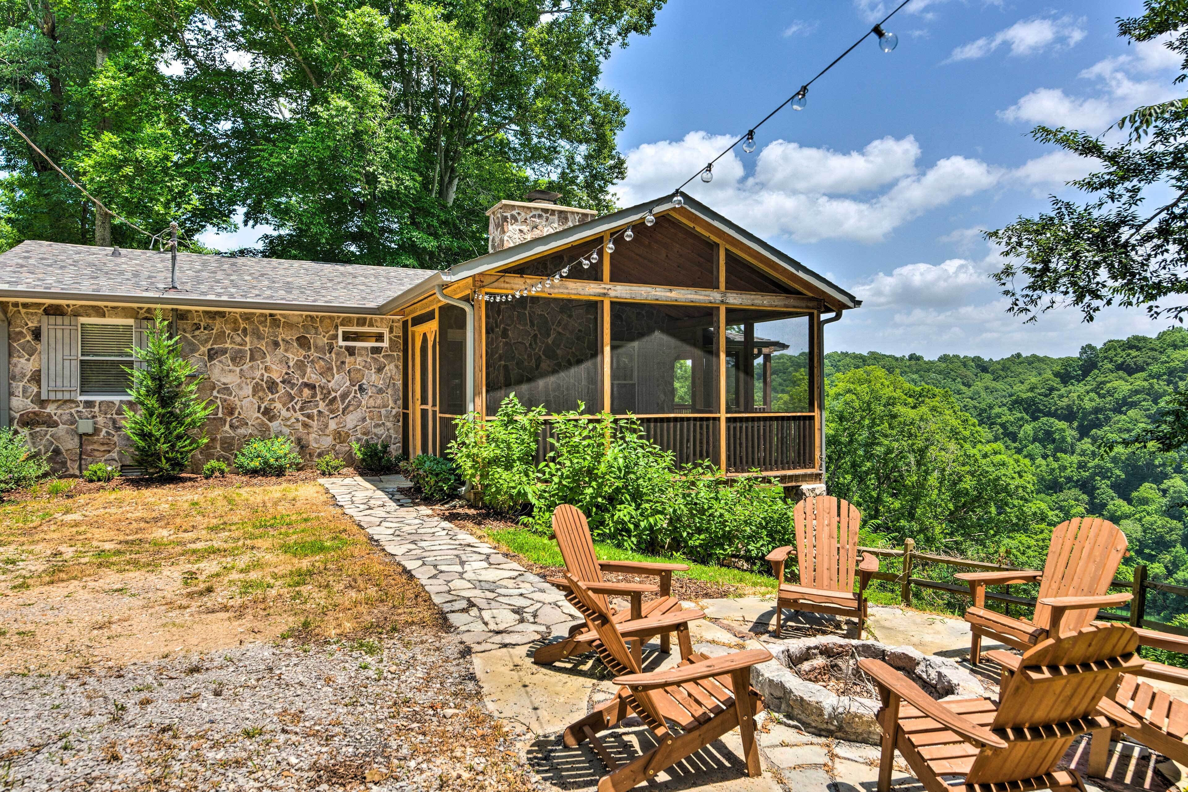 Baxter Hideaway: Screened Porch, Lake Views!