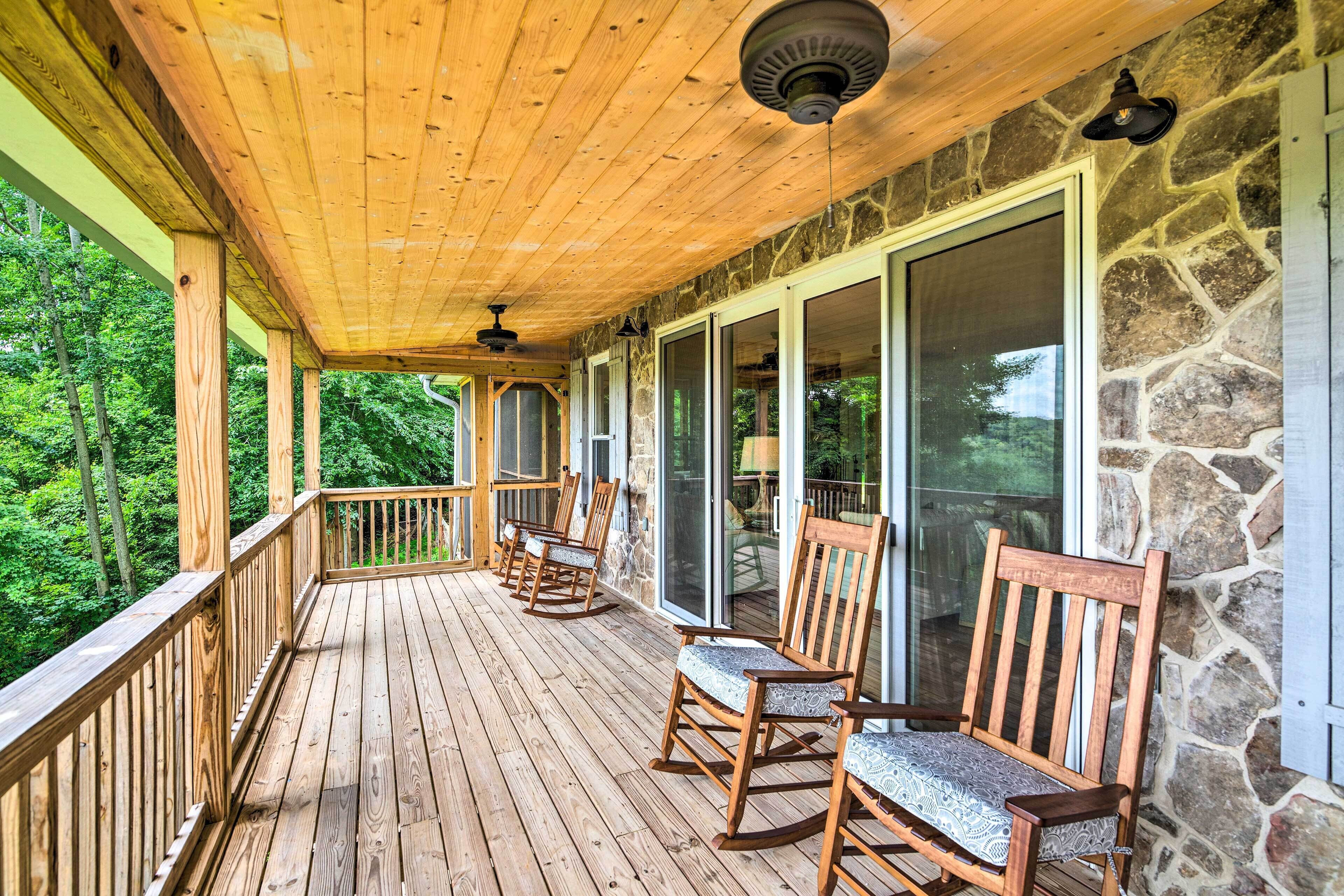 Baxter Hideaway: Screened Porch, Lake Views!