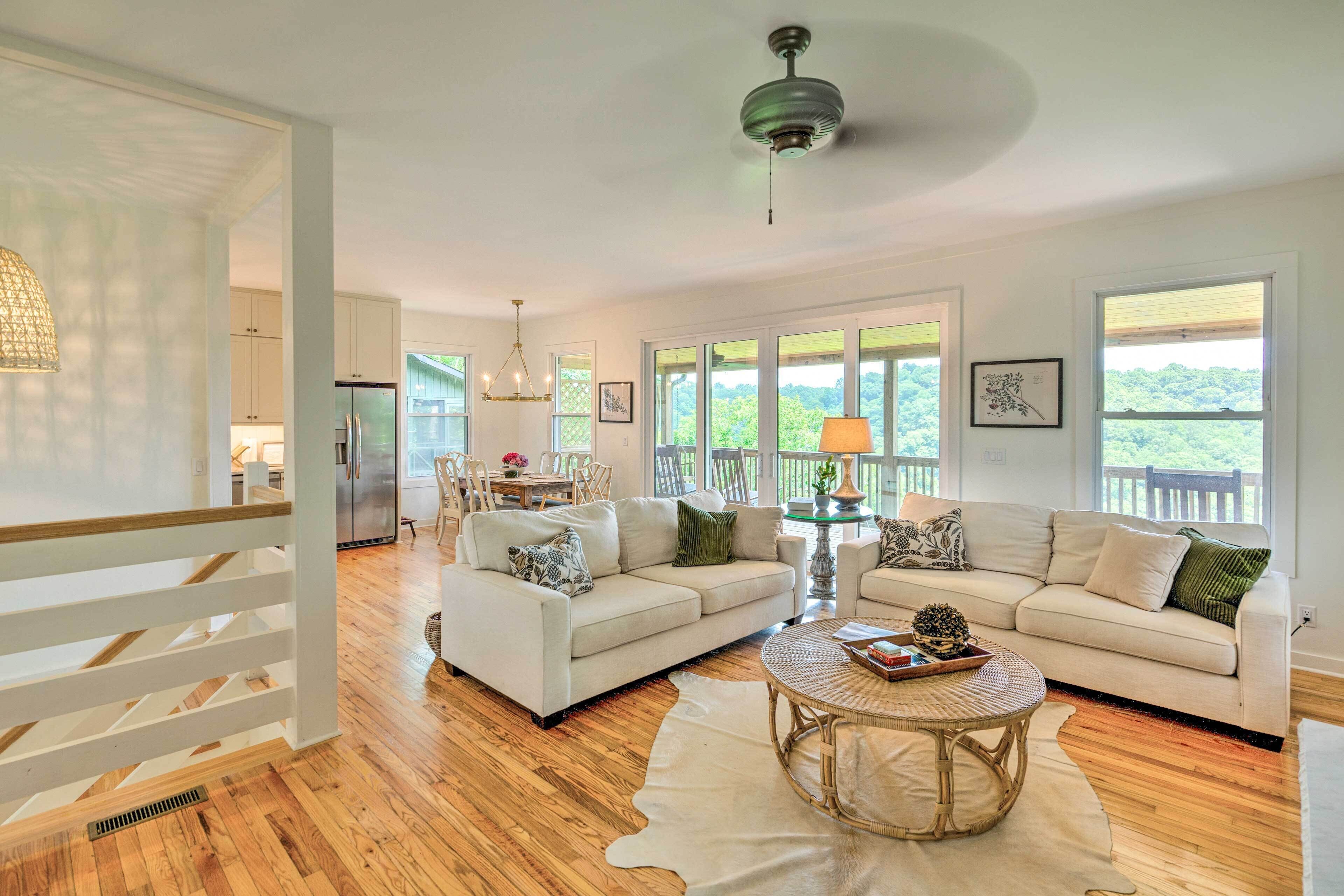 Baxter Hideaway: Screened Porch, Lake Views!