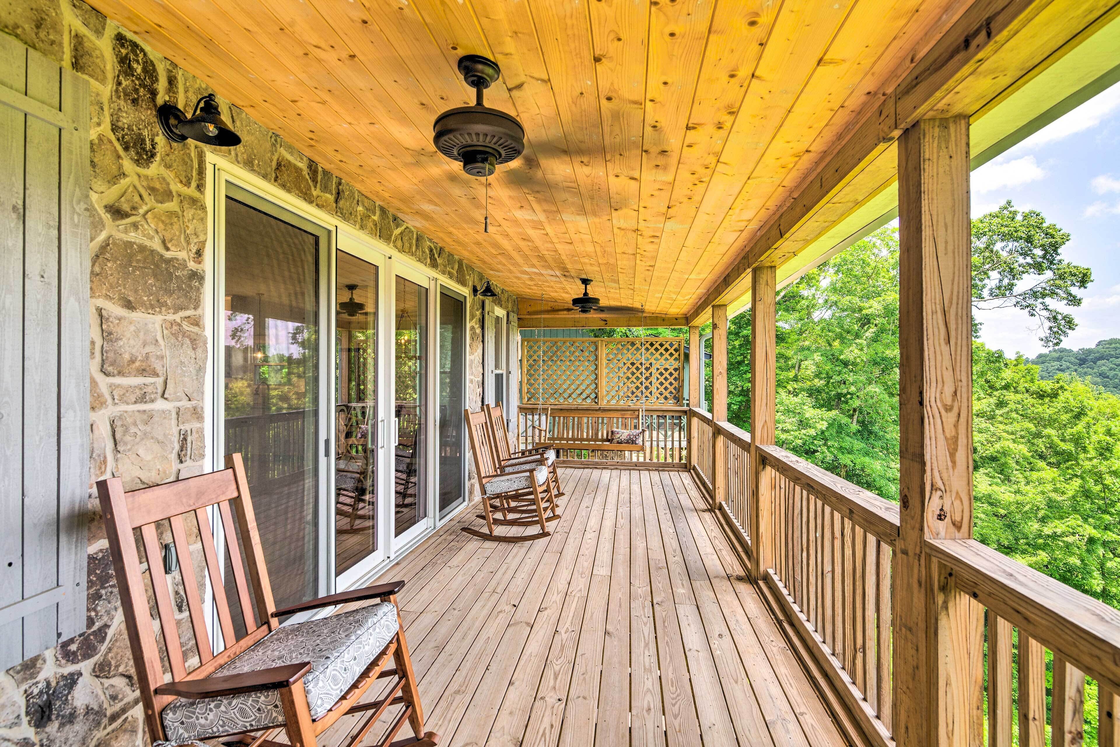 Baxter Hideaway: Screened Porch, Lake Views!