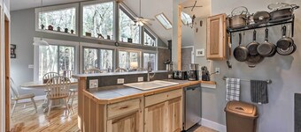 Spacious Family Escape: Walk to Lake Michigan!