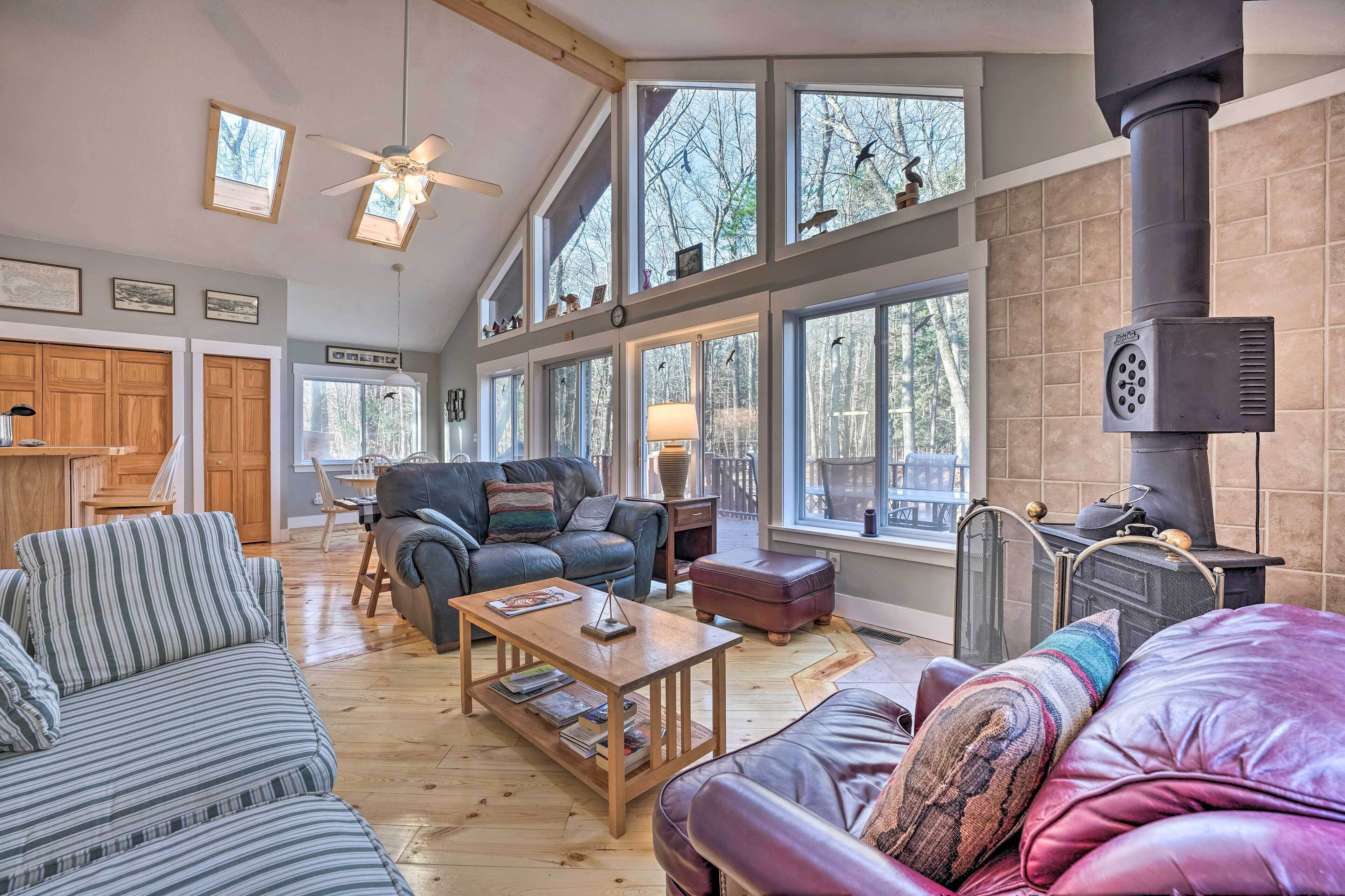 Cozy Anglers Hideaway ~ Half Mi to Lake Michigan!