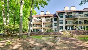 A multi-story building with balconies, surrounded by trees and a small pond. - 1 Mi to Big Boulder: Lakefront Unit w/ Pool Access (Lake Harmony)