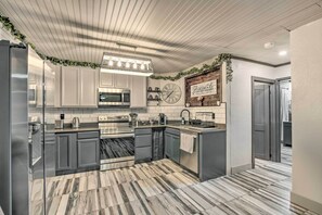 Apartment (1 Bedroom) | Private kitchen | Microwave, oven, stovetop, dishwasher - Modern Central Apartment w/ BBQ Patio & Yard! (Central)