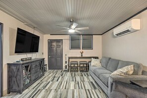 TV - Modern Central Apartment w/ BBQ Patio & Yard! (Central)