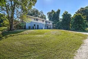 Exterior - Modern Central Apartment w/ BBQ Patio & Yard! (Central)
