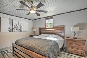Apartment (1 Bedroom) | 1 bedroom, iron/ironing board, free cots/infant beds, bed sheets - Modern Central Apartment w/ BBQ Patio & Yard! (Central)