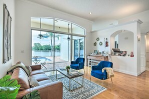 TV, fireplace - Gorgeous Miramar Villa w/ Lake & Pool Views (Miramar)