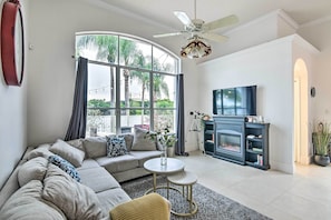 Televisión y chimenea 