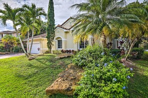 Property grounds - Gorgeous Miramar Villa w/ Lake & Pool Views (Miramar)