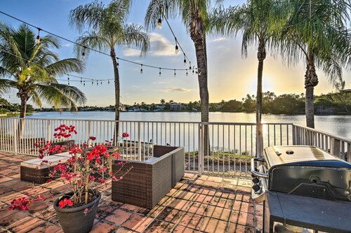 Gorgeous Miramar Villa w/ Lake & Pool Views