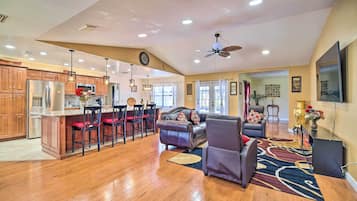 House (4 Bedrooms) | Front of property