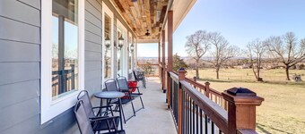 Spacious Farmhouse Near Hikes & Waterfalls