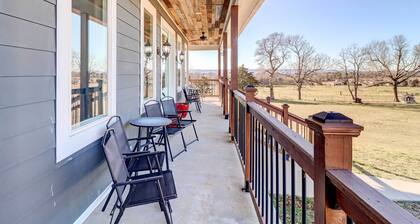 Spacious Farmhouse Near Hikes & Waterfalls