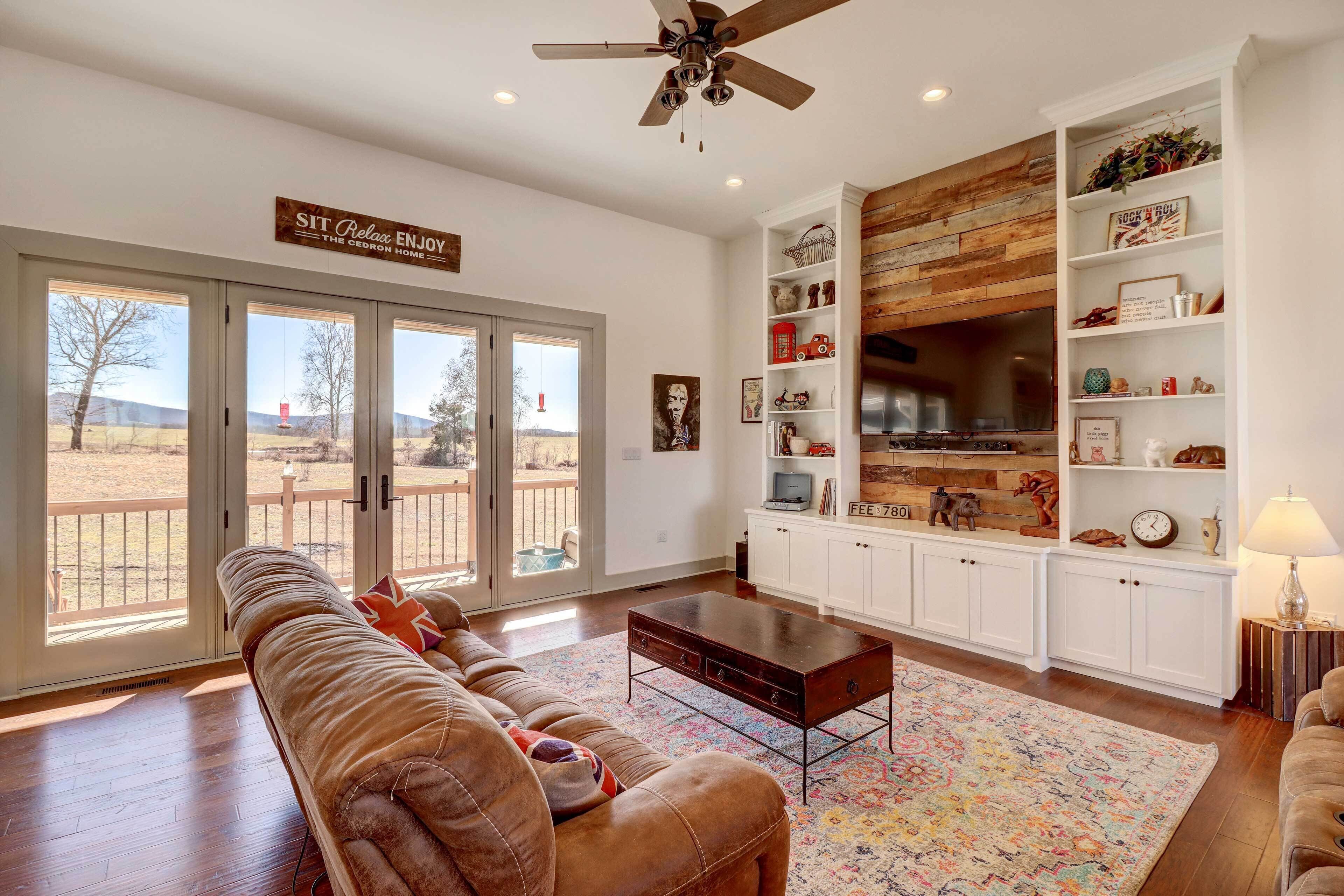 Spacious Farmhouse Near Hikes & Waterfalls