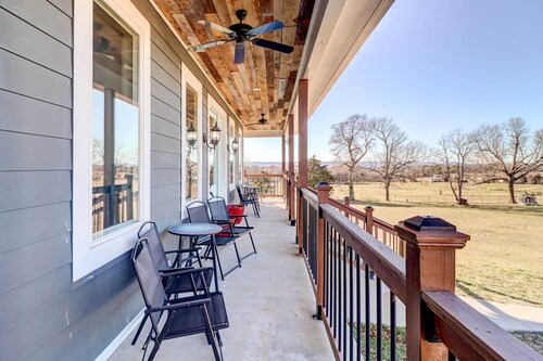 Spacious Farmhouse Near Hikes & Waterfalls