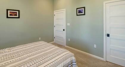 Spacious Farmhouse Near Hikes & Waterfalls