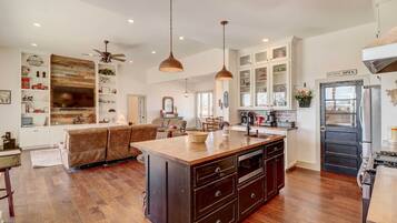 House (4 Bedrooms) | Private kitchen | Microwave, oven, stovetop, dishwasher