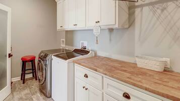 House (4 Bedrooms) | Interior