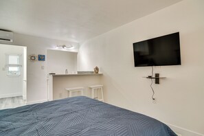 Interior - Tropical Pass-a-grille Gem w/ Direct Beach Access! (St. Pete Beach)
