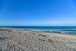 Interior - Tropical Pass-a-grille Gem w/ Direct Beach Access! (St. Pete Beach)