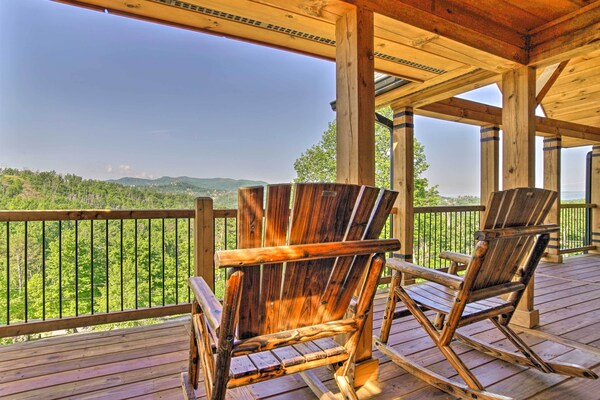 Spacious Mountain Retreat W/ Hot Tub + Views! - Gatlinburg, TN