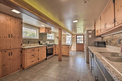 Historic Mariposa Stagecoach Stop w/ Gas Fire Pit!