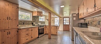 Historic Mariposa Stagecoach Stop w/ Gas Fire Pit!