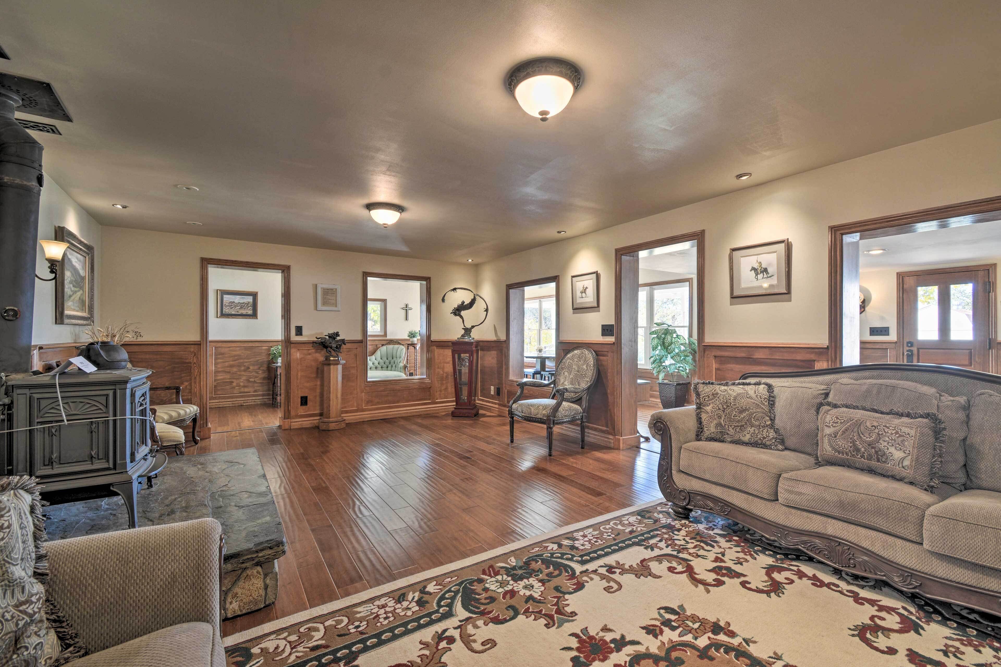 Historic Mariposa Stagecoach Stop w/ Gas Fire Pit!