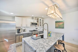 Cottage (1 Bedroom) | Interior - Walk to Town - Castle Rock Cottage! (Castle Rock)