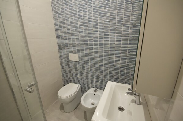 Shower, free toiletries, hair dryer, bidet