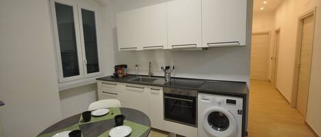 Frigorífic, forn i placa de cuina