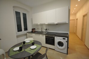 Kühlschrank, Ofen, Herdplatte, Kochgeschirr/Geschirr/Besteck