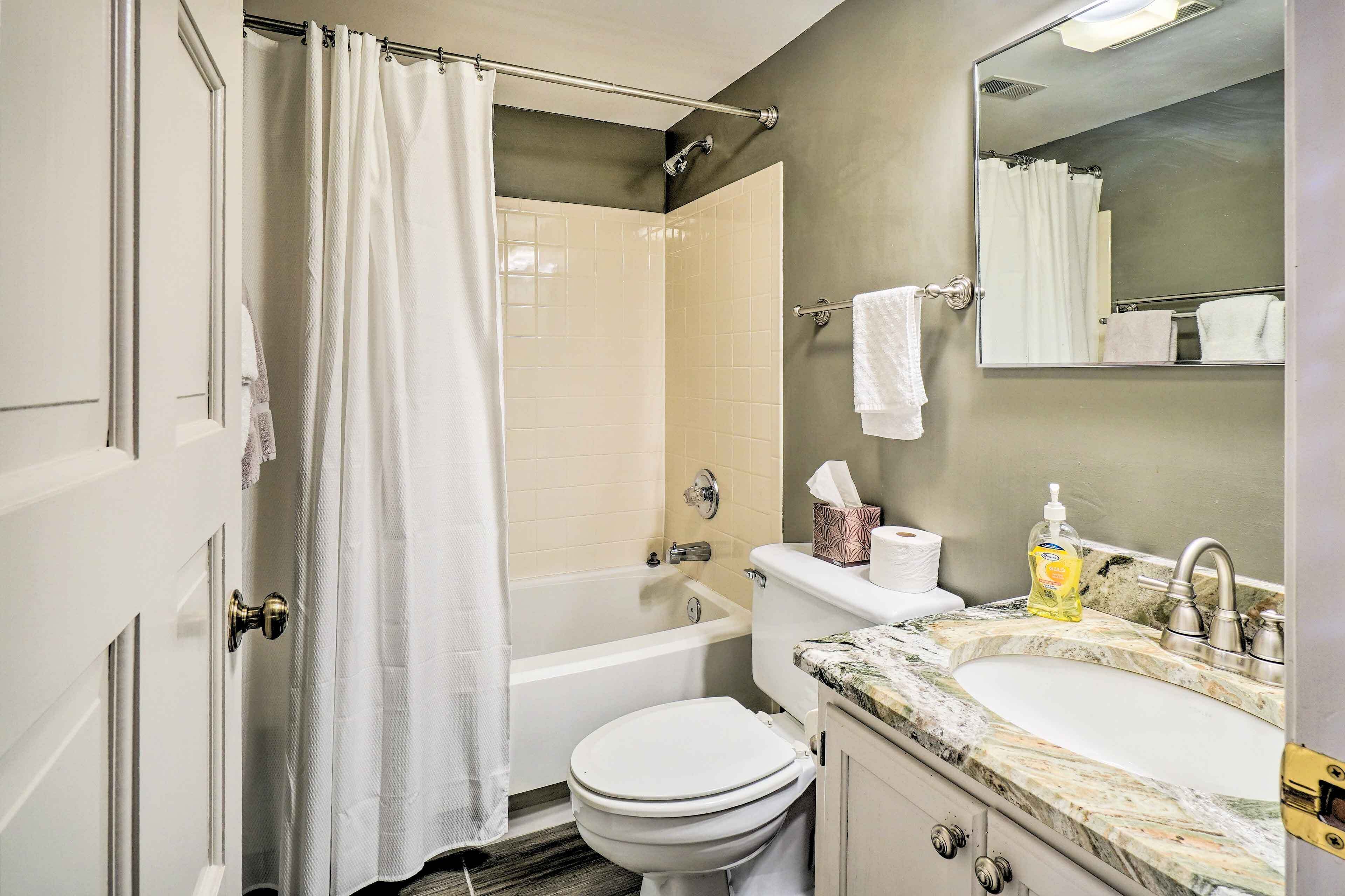 Un baño con bañera, inodoro y lavabo.