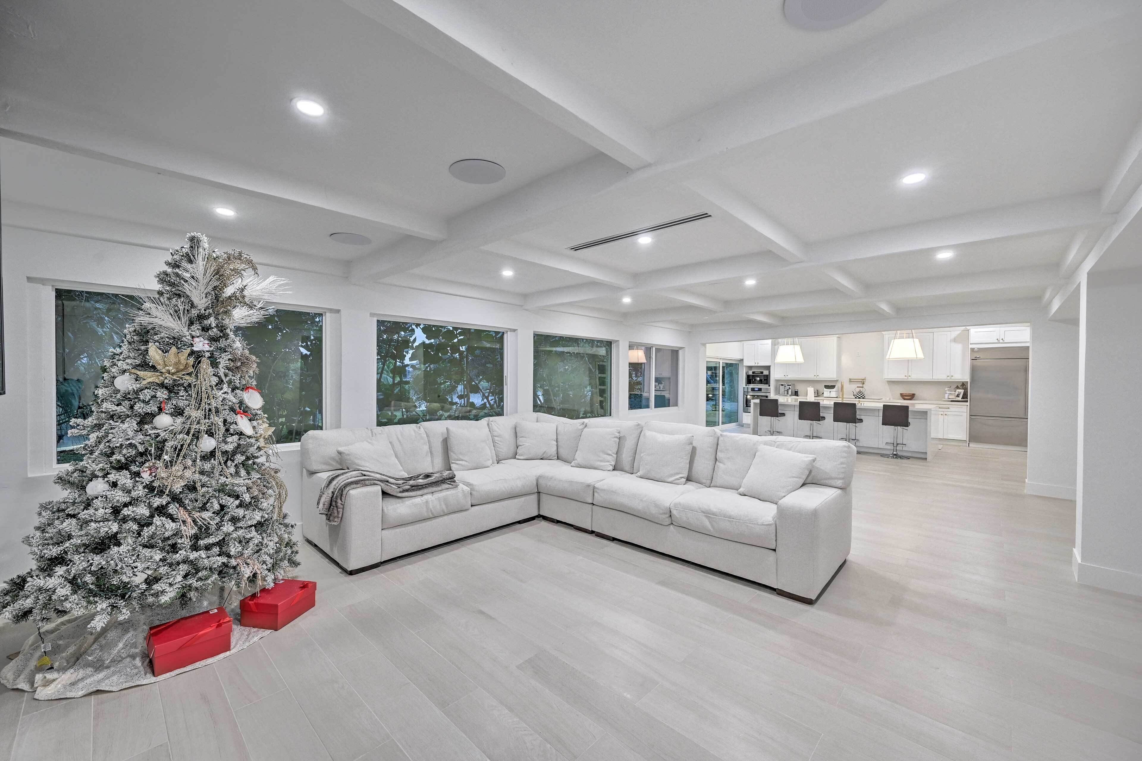 Lakefront House: Hot Tub & Golf Course Views!