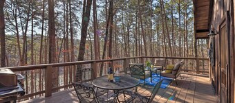 Scenic Greers Ferry Cabin w/ Deck + Fire Pit!