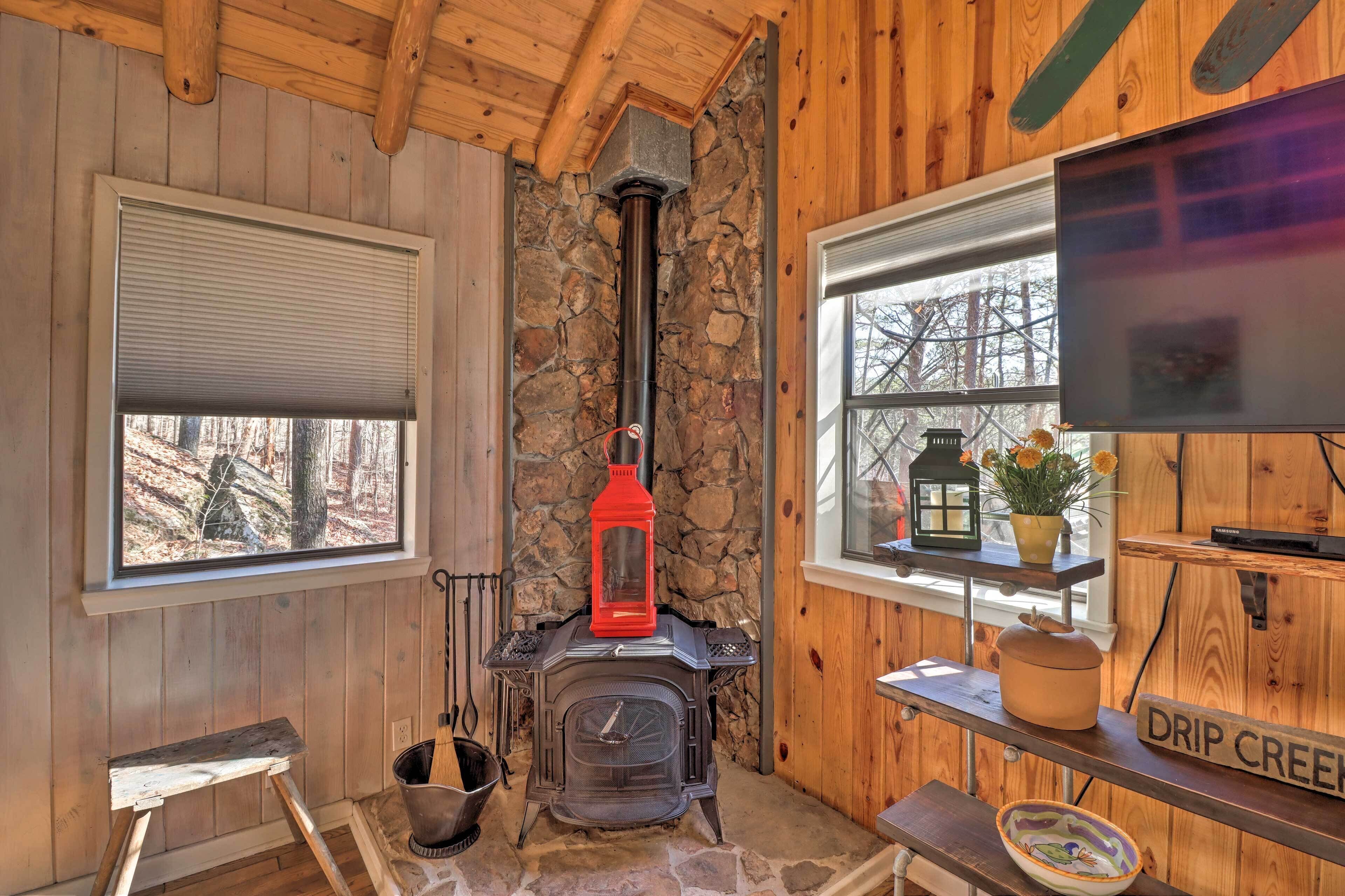 Scenic Greers Ferry Cabin w/ Deck + Fire Pit!