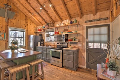 Scenic Greers Ferry Cabin w/ Deck + Fire Pit!