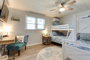 3 bedrooms, desk, laptop workspace, iron/ironing board - Pittsburg Vacation Rental < 1 Mi to Boat Launch (Pittsburg)