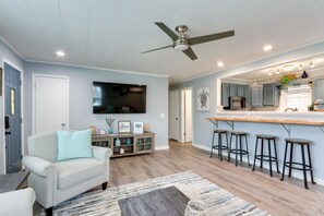 TV, pemutar DVD, dan buku