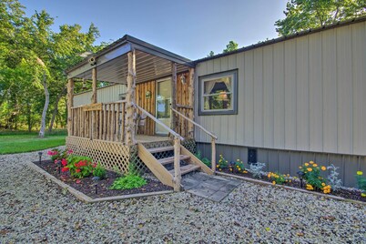 Unique Creekside Escape - Enjoy On-site Goats!